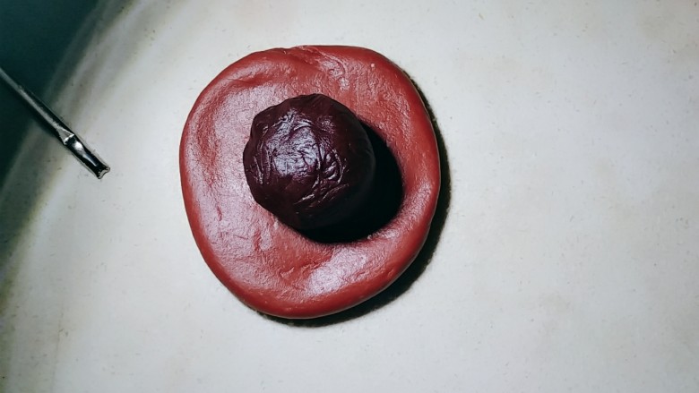 双色豆沙酥(玉米油版),包入红色油酥。