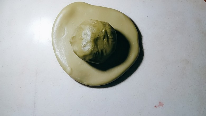 双色豆沙酥(玉米油版),包入绿色油酥。