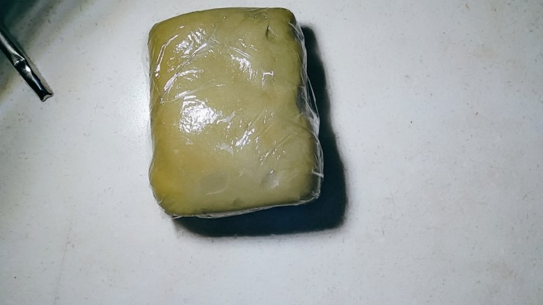 双色豆沙酥(玉米油版),叠成方块盖保鲜膜静置15分钟。重复31-41步。