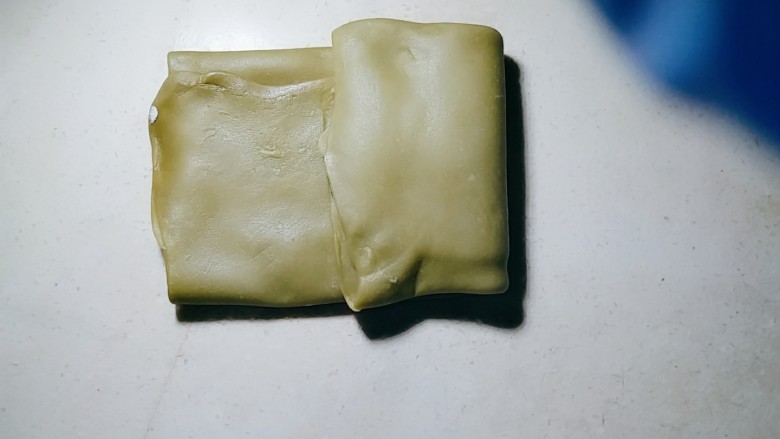 双色豆沙酥(玉米油版),叠好后的面块按长边再次叠3折。