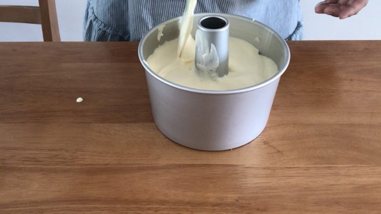 【100款戚风】No.2 酸奶戚风,用刮刀整平整,不然会一边高一边低