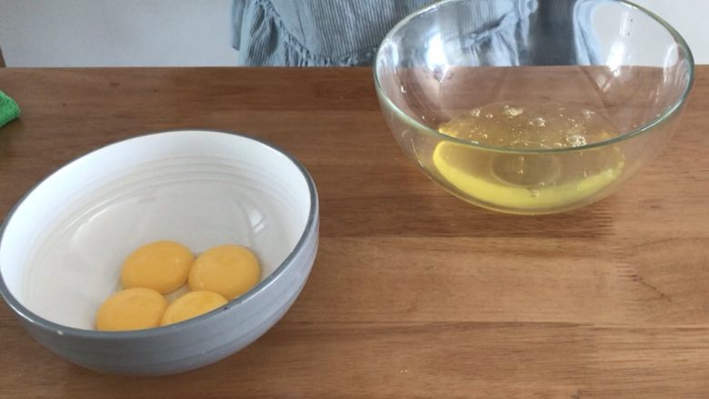 【100款戚风】No.2 酸奶戚风,分离蛋白蛋黄至无水无油的器皿中