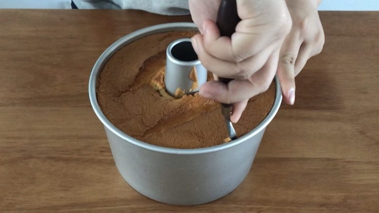 【100款戚风】No.2 酸奶戚风,蛋糕放凉后用脱模刀或者刀其他脱模。