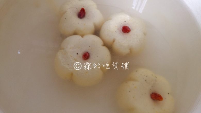 酒酿南瓜汤圆,锅里水烧开,把圆子放进去