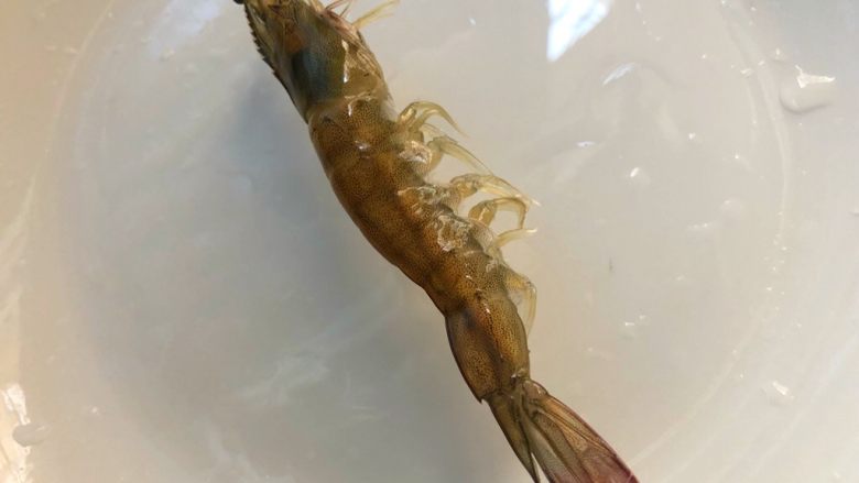 串串虾,腌制好以后,用竹签从虾尾串到虾头