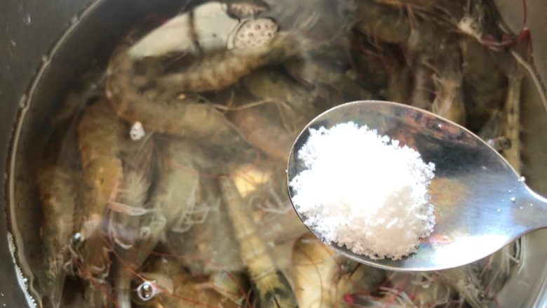 串串虾,明虾洗净放入盆里,倒入清水,加入一勺盐,浸泡20分钟