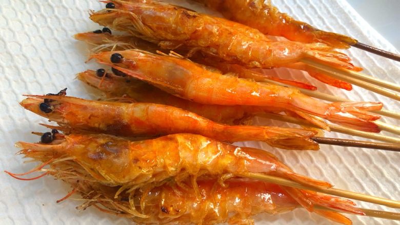 串串虾,煎熟夹到厨房纸巾上,吸掉多余的油