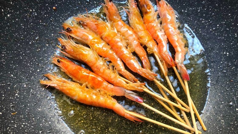 串串虾,煎好一面翻另一面继续煎制