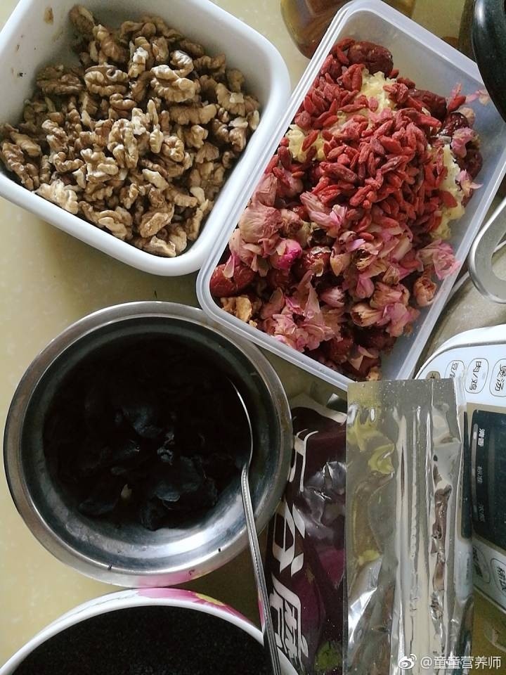 乌发养颜,黄精桑椹芝麻丸,各种材料提前洗净烘干