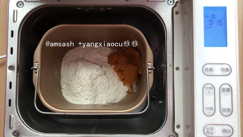 彩色云吞
,接着揉南瓜面团,准蒸好的南瓜90克加200克的面粉启动和面模式