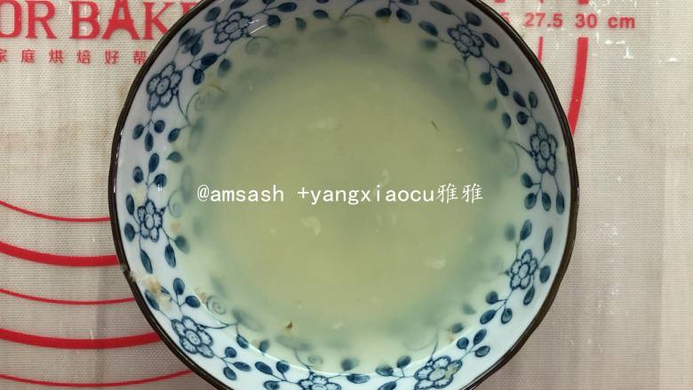 彩色云吞
,准备少许姜汁,我用的是子姜,用压蒜器把姜汁压出,然后兑水,水和姜汁是1:1