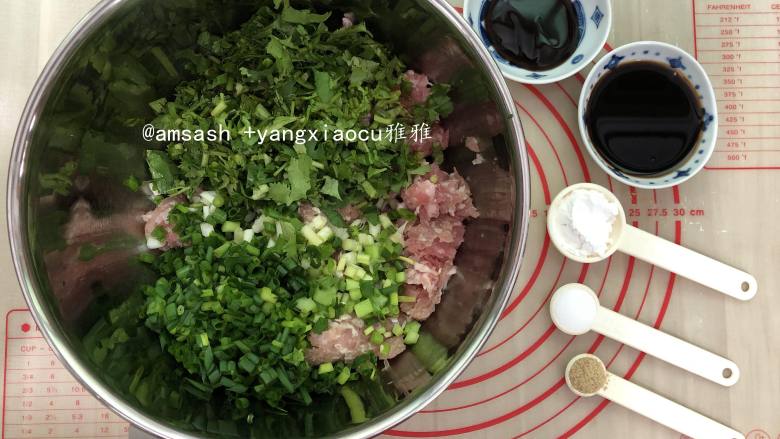 彩色云吞
,把馅料中的材料全部加入肉末中,用筷子顺时针方向搅拌