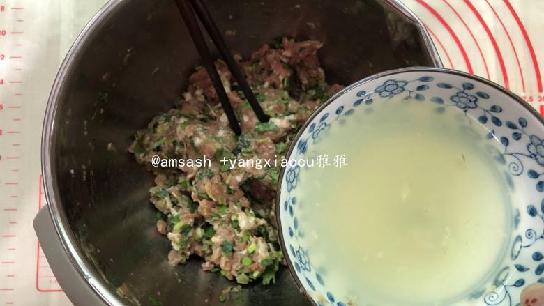 彩色云吞
,把姜汁分两到三次加肉末中,搅拌至肉末吸收了姜汁即可