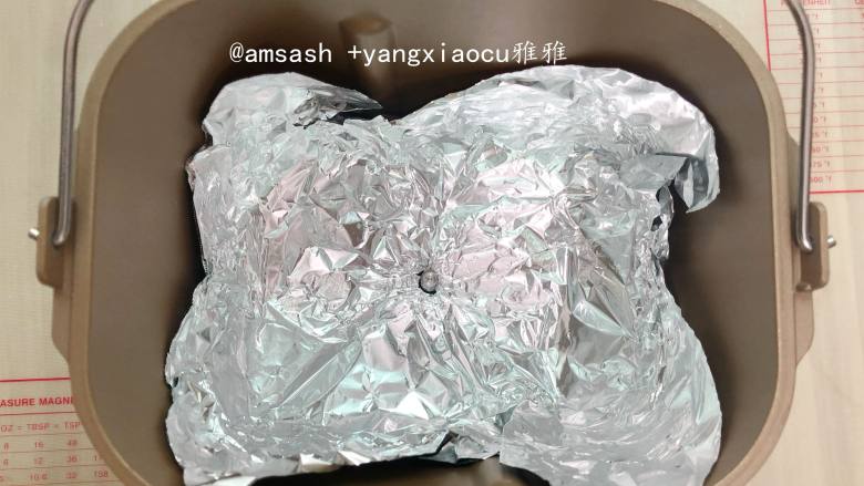 盐焗五香鹌鹑蛋(面包机版),把准备好的锡纸铺垫在面包机桶中