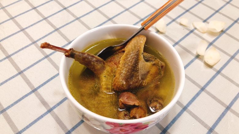 百合炖鸽子-滋补好汤,成品肉质柔嫩,稍微一撕就可撕出一片肉来。