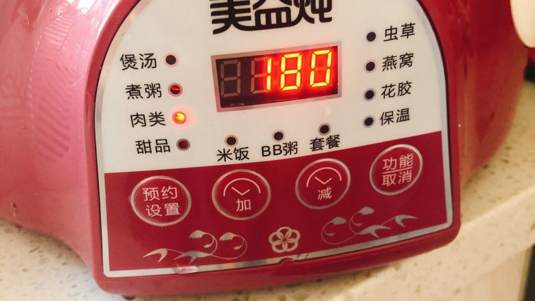百合炖鸽子-滋补好汤,选择肉类功能,炖3个小时。