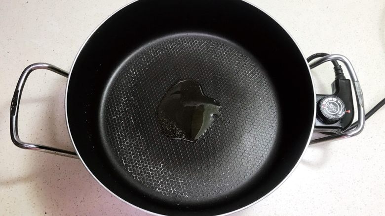 宝宝健康食谱 什锦火腿番茄盅,炒锅烧热后加入1小勺<a style='color:red;display:inline-block;' href='/shicai/ 849'>花生油</a>
