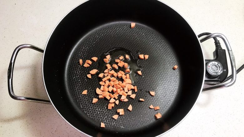 宝宝健康食谱 什锦火腿番茄盅,加入火腿丁