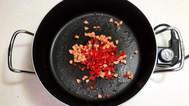 宝宝健康食谱 什锦火腿番茄盅,加入彩椒
