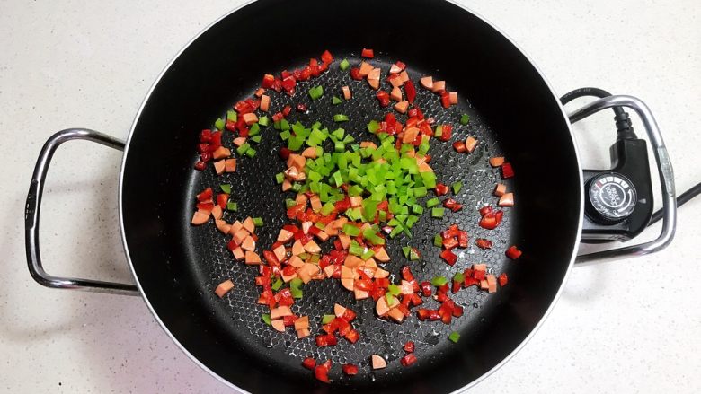 宝宝健康食谱 什锦火腿番茄盅,加入莴笋,翻炒均匀