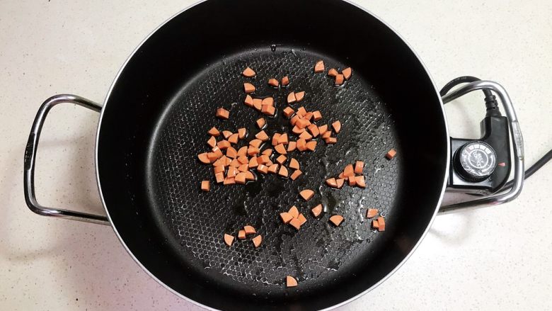 宝宝健康食谱 什锦火腿番茄盅,煸炒1分钟