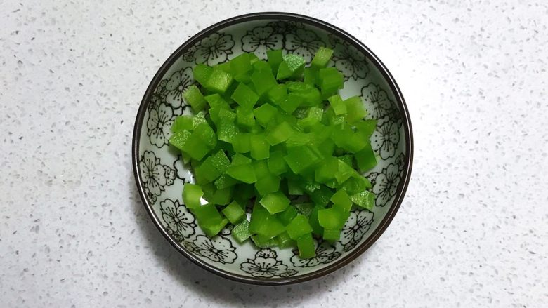 宝宝健康食谱 什锦火腿番茄盅,<a style='color:red;display:inline-block;' href='/shicai/ 124'>莴笋</a>切成小丁