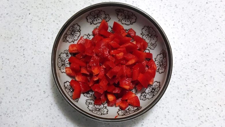 宝宝健康食谱 什锦火腿番茄盅,把半个彩椒切成小丁