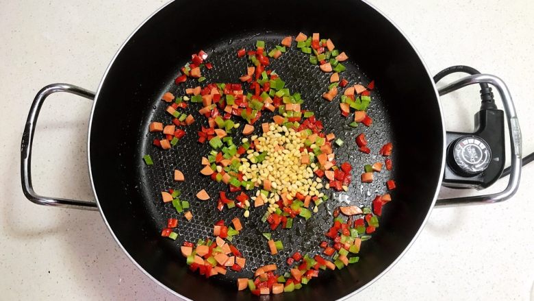 宝宝健康食谱 什锦火腿番茄盅,加入偃松仁
