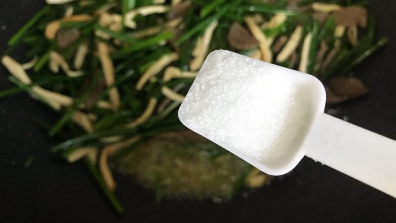 韭苔香干炒牛肉丸子片,待锅内汤汁差不多收紧,加一小勺细盐
