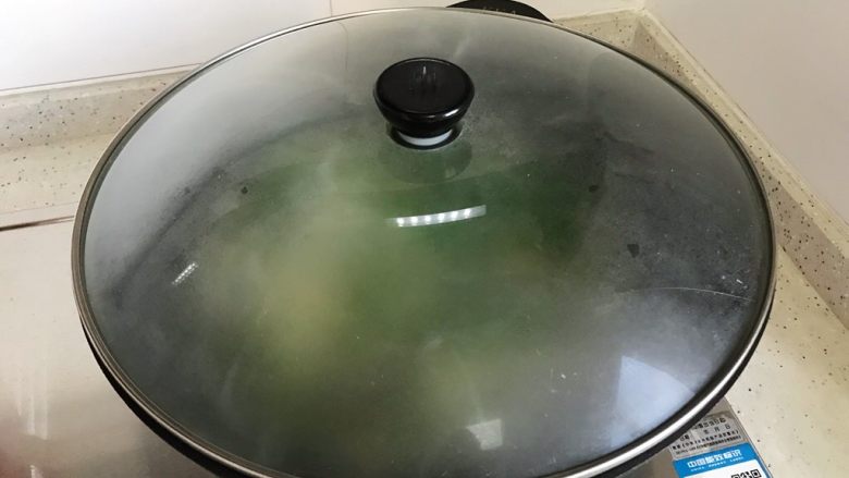 韭苔香干炒牛肉丸子片,盖上锅盖,转中小火,煮2分钟