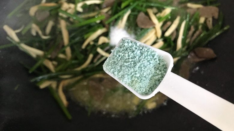 韭苔香干炒牛肉丸子片,加一小勺蔬之鲜(鸡精),翻炒均匀,即可
