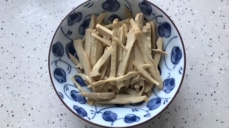 韭苔香干炒牛肉丸子片,全部切好,备用