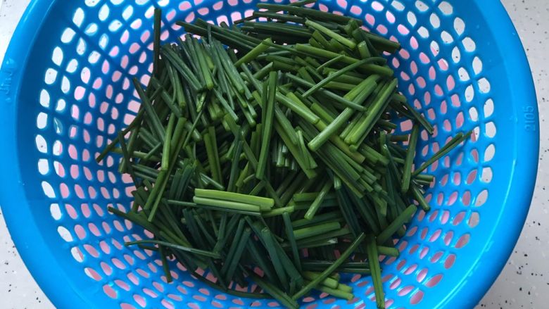 韭苔香干炒牛肉丸子片,<a style='color:red;display:inline-block;' href='/shicai/ 166'>韭苔</a>掐头去尾,洗净,切成寸段