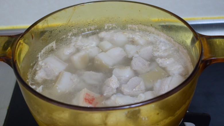 红烧肉炖鹌鹑蛋,大火烧开,撇出浮沫,把肉捞出来备用