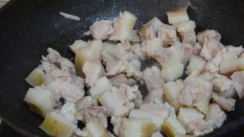 红烧肉炖鹌鹑蛋,把焯过水的红烧肉,倒进锅中