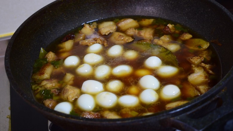 红烧肉炖鹌鹑蛋,加适量热水,再加入去皮的鹌鹑蛋,加入<a style='color:red;display:inline-block;' href='/shicai/ 866'>冰糖</a>、盐