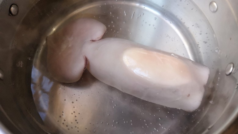 照烧鱿鱼包饭,锅中水烧开,将鱿鱼入锅,同时关火。