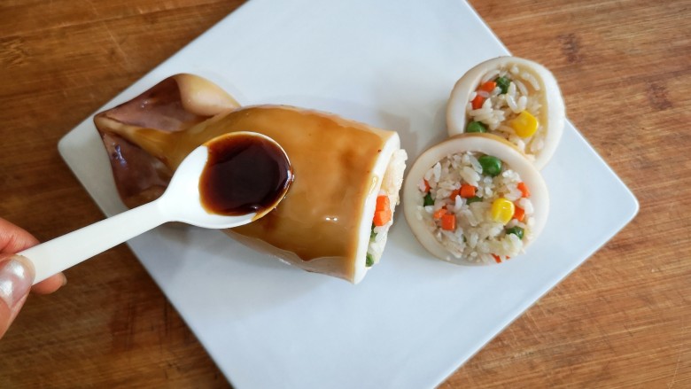 照烧鱿鱼包饭,出锅后再浇上剩余的照烧汁,切开食用。