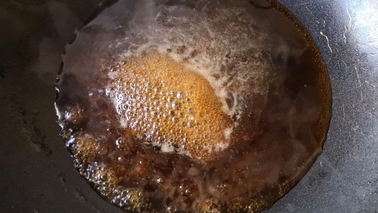 照烧鱿鱼包饭,将调好的照烧汁倒入锅中,发火烧开。