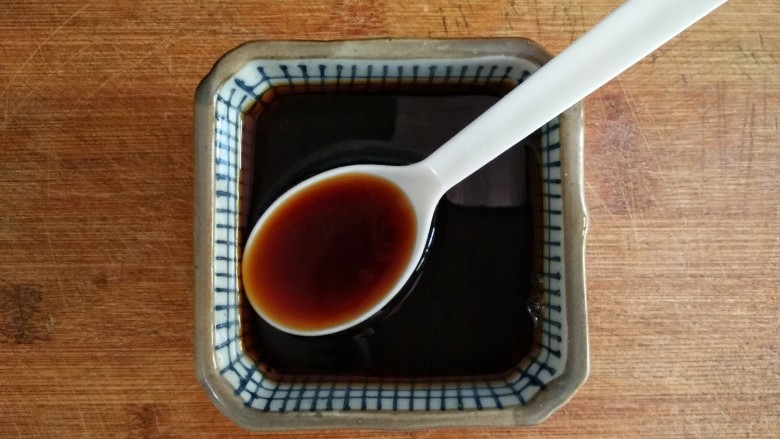 照烧鱿鱼包饭,调制照烧汁:<a style='color:red;display:inline-block;' href='/shicai/ 721'>蚝油</a>,<a style='color:red;display:inline-block;' href='/shicai/ 904'>清酒</a>,<a style='color:red;display:inline-block;' href='/shicai/ 135304'>日式酱油</a>,<a style='color:red;display:inline-block;' href='/shicai/ 718'>料酒</a>,<a style='color:red;display:inline-block;' href='/shicai/ 3729'>白糖</a>混合,酱油和<a style='color:red;display:inline-block;' href='/shicai/ 721'>蚝油</a>的品牌不同,含盐量不同,调好汁后,尝尝咸淡,以自己的喜好调整,甜度也是如此。
照烧汁用蜂蜜还是耗油
照烧汁的制作材料用蜂蜜或者是<a style='color:red;display:inline-block;' href='/shicai/ 721'>蚝油</a>都是可以的,可以根据自己的口味来进行选择。
只是说蜂蜜一旦下锅之后就会丧失所有营养价值了。因为蜂蜜一旦处于60度的高温,就会丧失所有营养价值了。这个也是我们平时我们为什么用温水冲泡蜂蜜的原因。