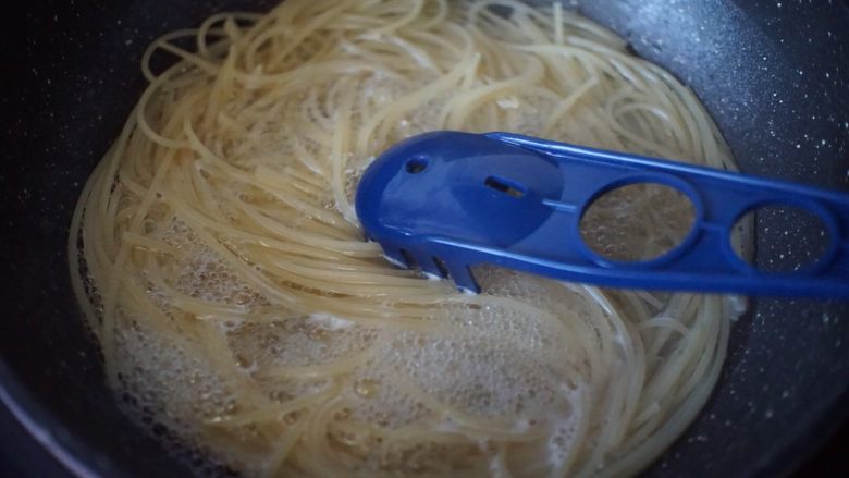 培根意面,意面放入煮开的水里煮8分钟,至意面发白即可捞出沥干水分备用