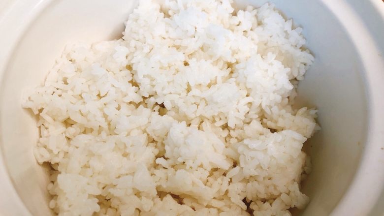 剩菜剩饭大作战:芝士石锅拌饭,石锅均匀抹油,倒入剩饭。