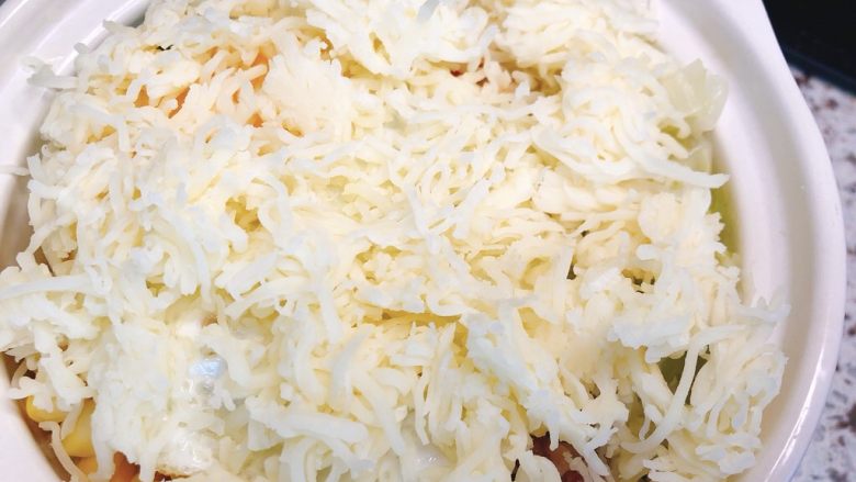 剩菜剩饭大作战:芝士石锅拌饭,再撒上芝士,进微波炉叮一下,让芝士融化,再上炉灶滋5分钟。