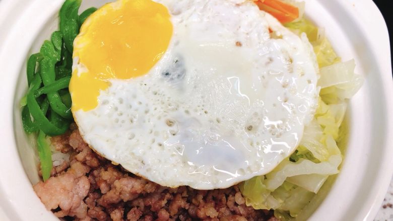 剩菜剩饭大作战:芝士石锅拌饭,煎个半熟的鸡蛋放在上面。