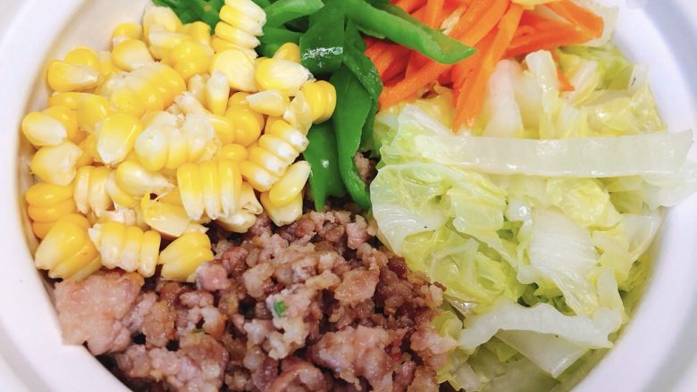 剩菜剩饭大作战:芝士石锅拌饭,准备好的蔬菜,依次燎水(锅里可以加点盐,保持蔬菜原有的颜色以及口感),均匀码在锅里(我主要是为了拍照好看、你也可以随意放、想怎么放怎么放)。