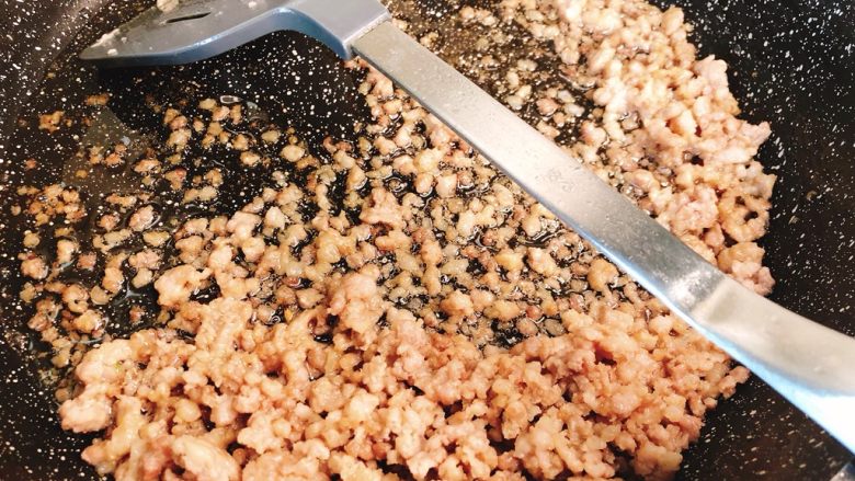 剩菜剩饭大作战:芝士石锅拌饭,热锅下油,倒入肉末,大火翻炒干水分,再倒入料酒,翻炒至料酒炒干,关火盛出。