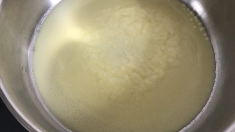 芒果盒子蛋糕,倒入锅中一勺面糊,迅速转动锅,让面糊均匀,饼比较圆,待饼中间起泡,面皮脱锅就可以拿出来了,动作要轻。