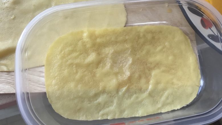 芒果盒子蛋糕,铺一层饼皮,抹一层奶油,放一层芒果丁,重复这个步骤直到盒子装满,最后一层以饼皮结束。