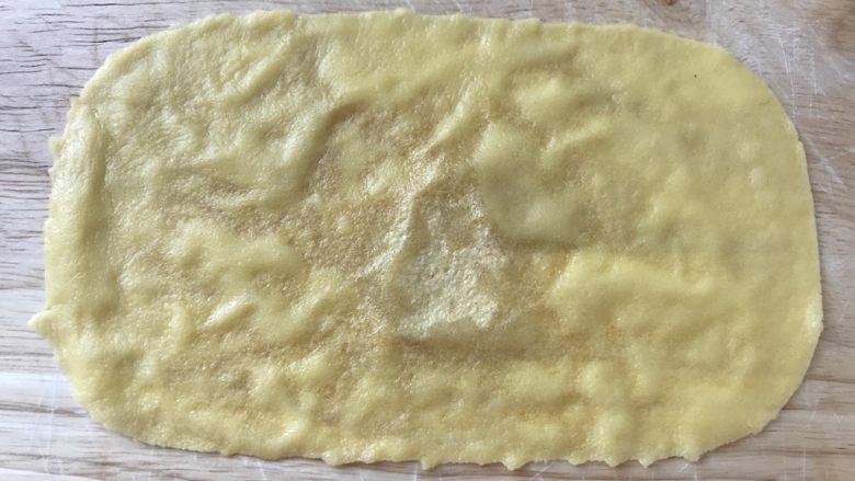 芒果盒子蛋糕,用盒子放在上面,顺着盒子边缘用刀划一圈就行了。把饼皮都摊好晾凉。