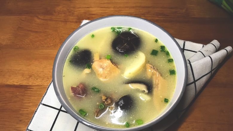 【秋日滋补】鲜美的咸鸡萝卜汤,最后盛出,再撒上些葱花开喝,虽然是咸鸡,汤头依然很鲜美。